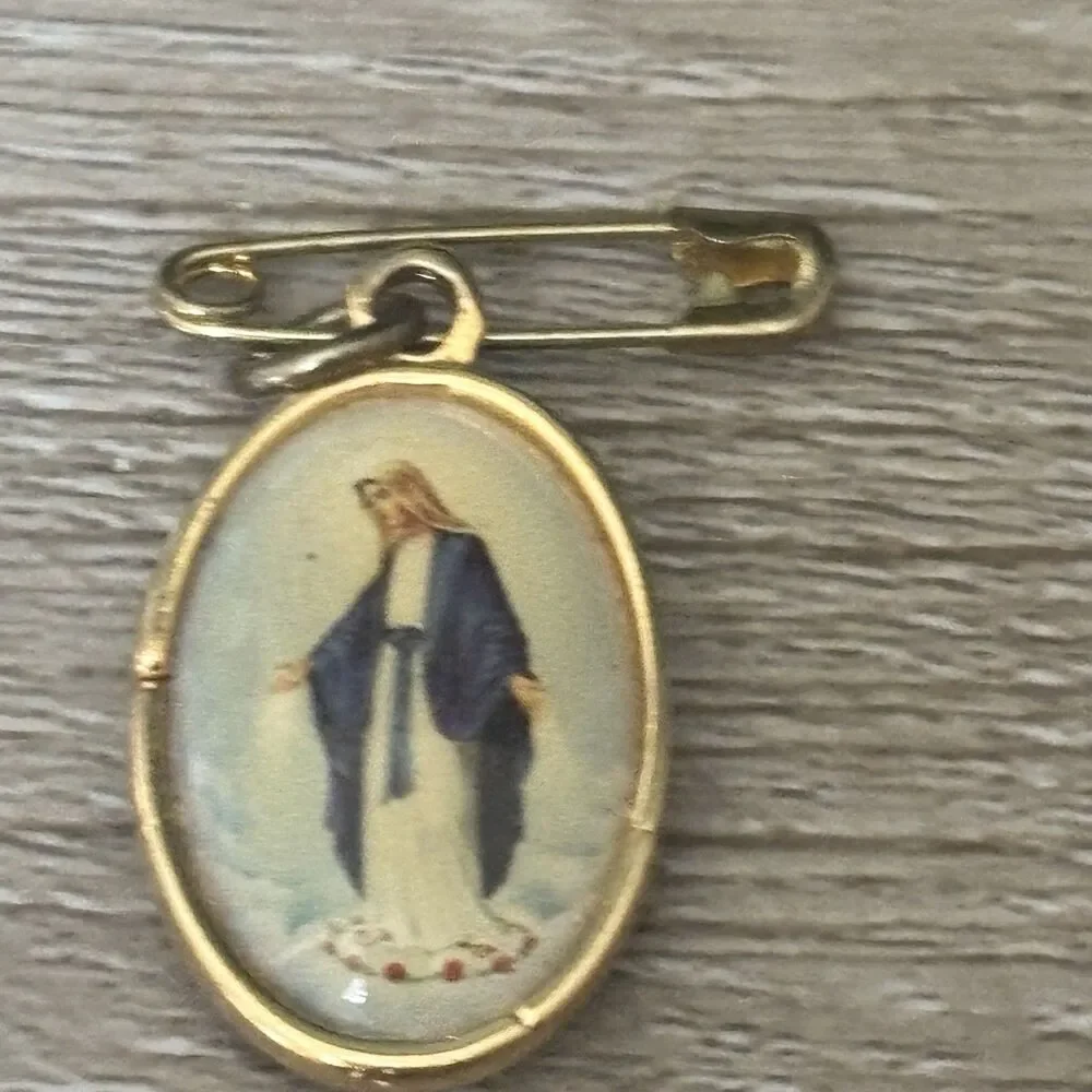 Vintage Gold Tone Virgin Mary Lourdes Double Sided Pendant Safety Pin Brooch 1